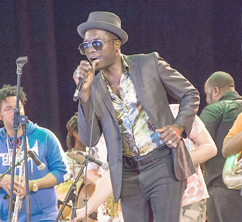 El popular artista Eric A. Iglesias (Cimafunk) estrenó su tema, titulado Caliente, el día 17 en La Tropical, como parte del Jazz Plaza 2020. Foto: Excelencias New Cuba