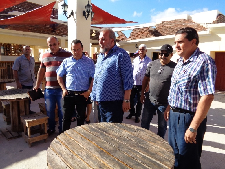 Durante el recorrido, el Primer Ministro apreció El Almacén, proyecto municipal de desarrollo local.