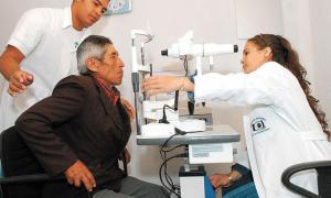 More than 500,000 ophthalmologic surgeries performed in Bolivia as part of Cuba’s medical collaboration. Photo: Operacionmilagro.org.ar