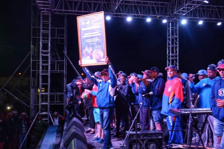 Manolito Simonet, junto a sus muchachos, y como principal impulsor de este evento también regaló al pueblo sus piezas musicales. (Foto: Félix Anazco Ramos)
