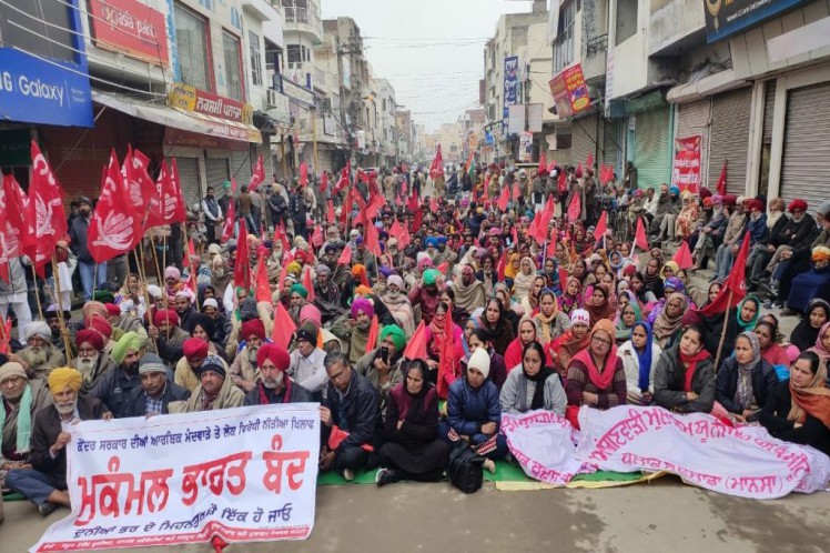 A la huelga general convocada por 10 federaciones sindicales se unieron más de 200 grupos de la sociedad civil, movimientos de agricultores y organizaciones estudiantiles. Foto: PL