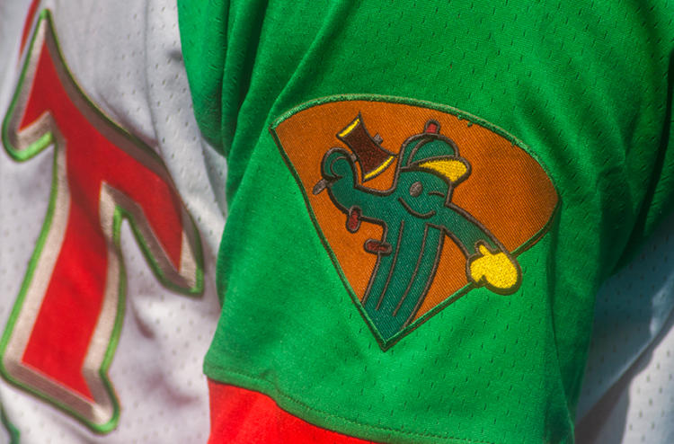 Logo en el uniforme de Las Tunas. Foto: Periódico 26.