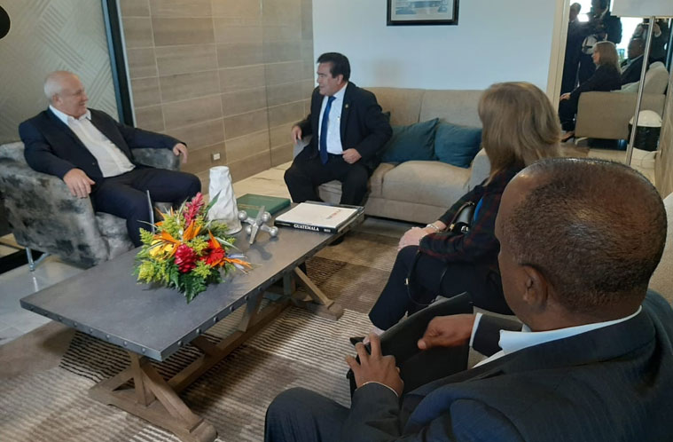 Recibimiento a la delegación cubana en el aeropuerto internacional La Aurora. Foto: cortesía de Embacuba Guatemala)