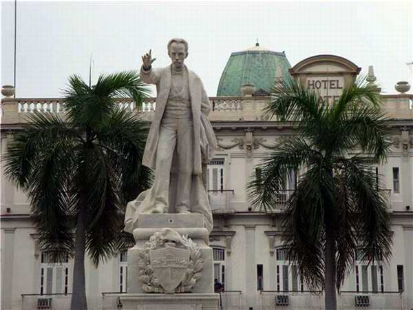 La primera estatua erigida en Cuba a José Martí se levantó en el Parque Central de La Habana y fue develada el 24 de febrero de 1905 en un acto presidido por el Generalísimo Máximo Gómez y el entonces presidente de la República Tomás Estrada Palma. Foto: Tomada de Habana Radio