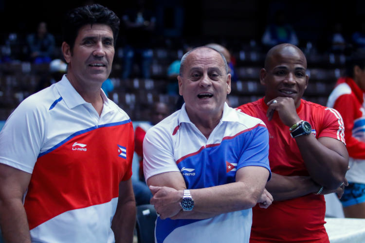 Filiberto Delgado, al frente de las muchachas. Foto: Calixto N. Llanes/Periódico JIT