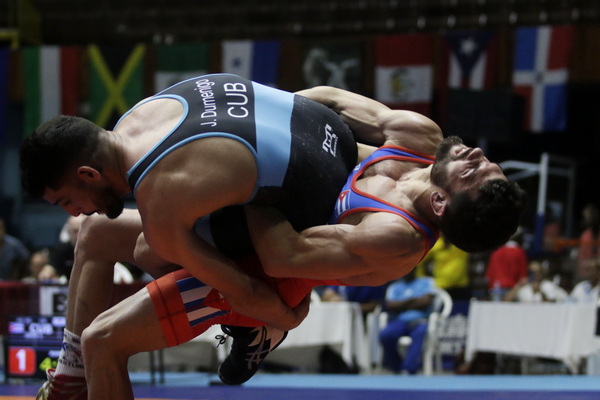 Orta (R) vs Duménigo en la final del Torneo Internacional Granma-Cerro Pelado. Foto: Calixto Llanes