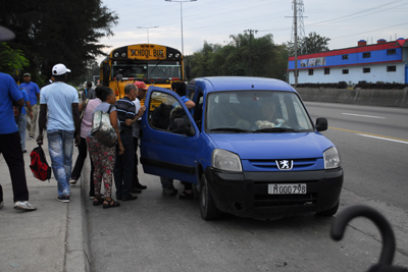 Choferes solidarios agilizan el transporte (Fotorreportaje)