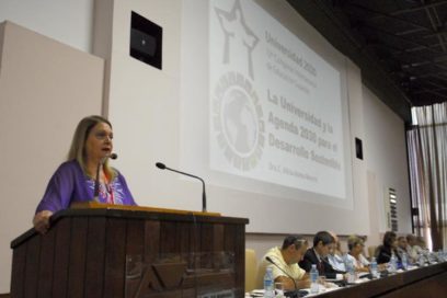 Cuba garantiza empleo a los egresados universitarios