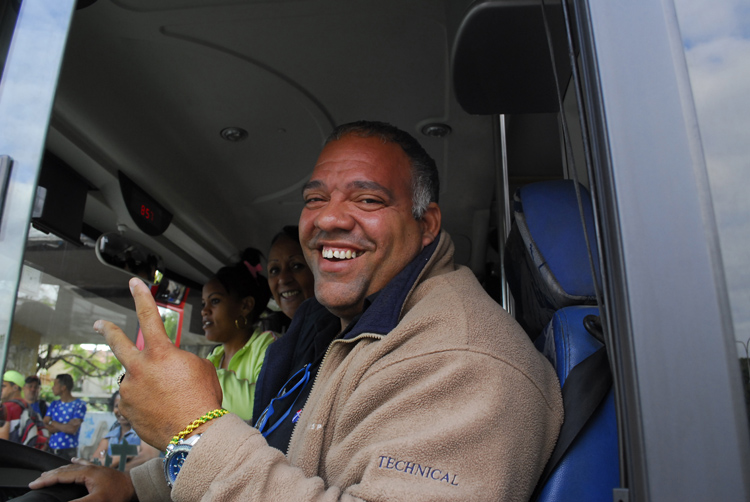 Vladimir, chofer de Transtur, está feliz por dar su aporte. Foto: Agustín Borrego Torres