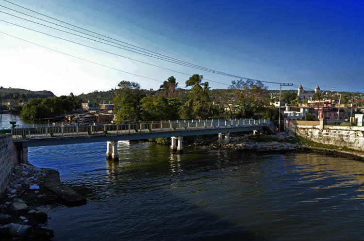 Los puentes unen varios barrios de Matanzas. Foto: Joaquín Hernández Mena