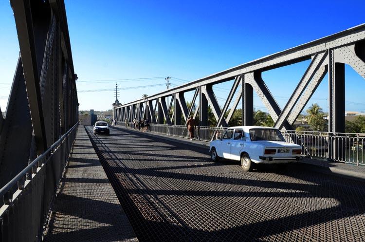 Sombras sobre los puentes. Foto: Joaquín Hernández Mena