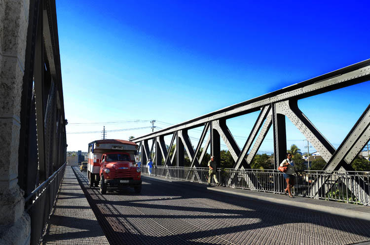 Sobre el Puente vamos todos. Foto: Joaquín Hernández Mena