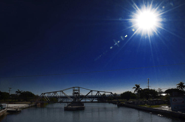 El sol, la tarde y un puente en Matanzas. Foto: Joaquín Hernández Mena