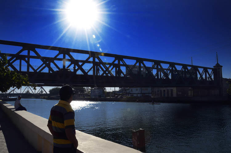 Hombre mirando al Sudeste, Hombre mirando un puente. Foto: Joaquín Hernández Mena