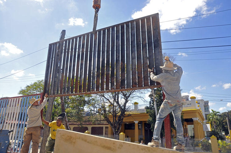 Se dan los últimos detalles al Complejo Deportivo de Linea y 12 Celia Sánchez Manduley . Foto: José Raúl Rodríguez Robleda