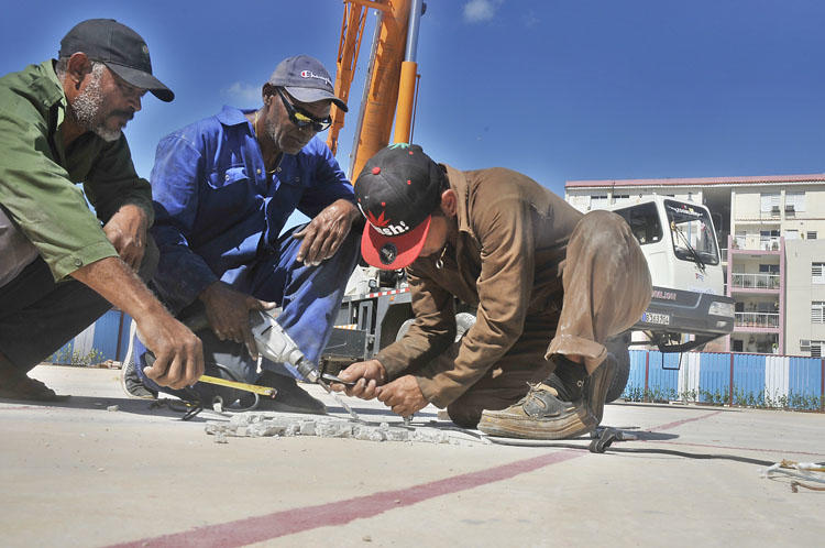 Se terminan los últimos detalles al Complejo Deportivo de Linea y 12 Celia Sánchez Manduley . Foto: José Raúl Rodríguez Robleda