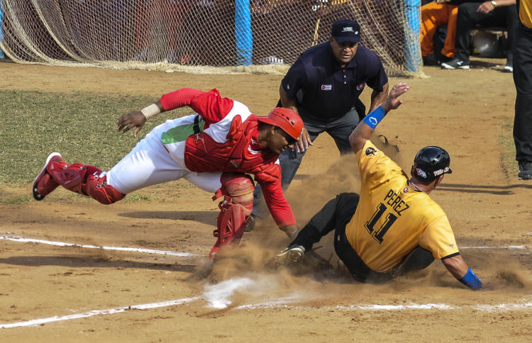 Pelota cubana, siempre habrá criterios. Foto: José Raúl Rodríguez Robleda