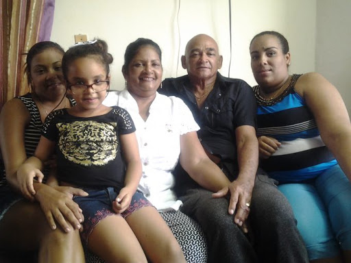 Salvadora López junto a su familia. Foto: Roberto Mesa Matos.
