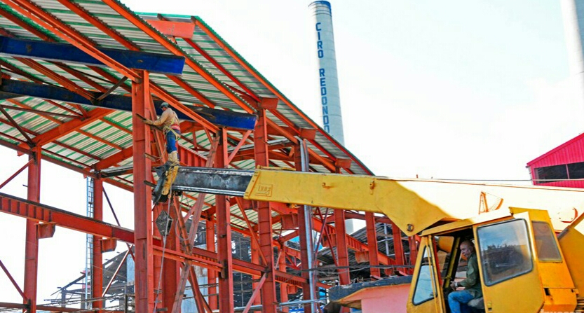 Ingenieros, obreros y técnicos de todo el país intensifican las labores de terminación de las inversiones de la renovada fábrica de azúcar. Foto: Nohema Diaz Muñoz