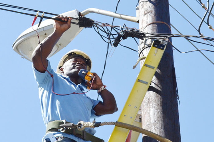 Trabajador de la Empresa de Telecomunicaciones de Cuba S. A. (ETECSA), realizan mantenimiento en las líneas de comunicación. Foto: Eddy Martin Díaz