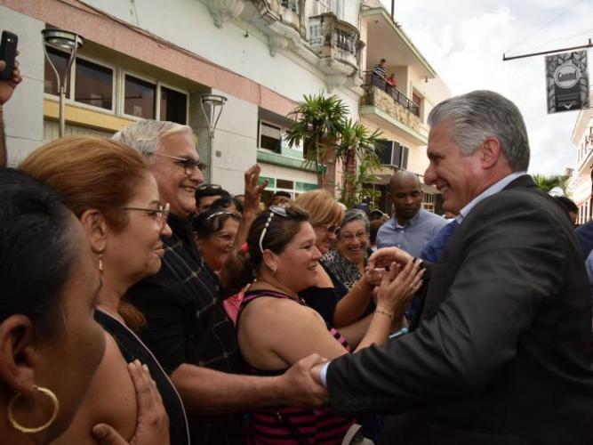 Diaz-Canel interacting with the population following inauguration of provincial governors and lieutenant governors. Photo: Estudio Revolución