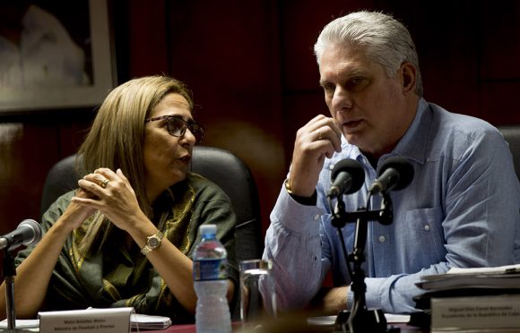 Junto a Díaz-Canel, Meisi Bolaños, titular del del Ministerio de Finanzas y Precios.