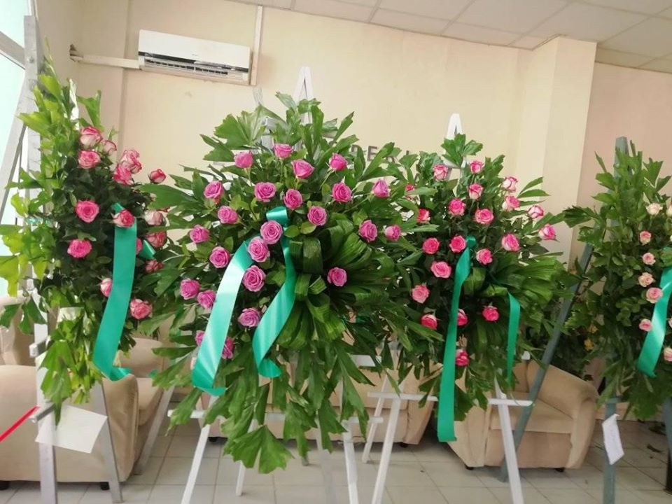 Exquisitos adornos florales realizan los trabajadores de la Floristería Las Camelias para actos, eventos y festividades.