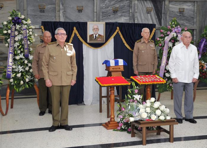 The final honor guard was led by Raul, with Second Party Secretary José Ramón Machado Ventura; Minister of the Revolutionary Armed Forces, Army Corps General Leopoldo Cintra Frías; and Reserve Division General Samuel Rodiles Planas. Photo: Estudio Revolución