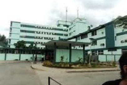 Felicita a médicos del Hospital Militar de Matanzas