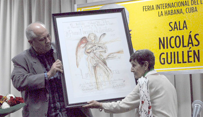 El ministro de Cultura, Alpidio Alonso, le entrega el diploma acreditativo del Premio Nacional de Literatura a Lina de Feria. Foto: Agustín Borrego