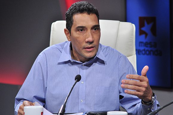 El ministro de Transporte, Eduardo Rodríguez Dávila, en la Mesa Redonda. Foto: Roberto Garaycoa Martínez/Cubadebate.
