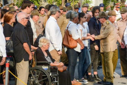 Asistió Raúl a ceremonia de honores militares al General de División Efigenio Ameijeiras