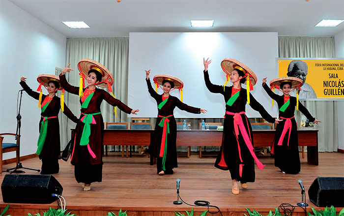 Las presentaciones del conjunto Teatro Nacional de Danza y Música de Vietnam Áu Co tuvieron lugar en la Sala Nicolás Guillén, de la Cabaña y en la sala Covarrubias del Teatro Nacional de Cuba. El público disfrutó, por ejemplo, de danzas tradicionales y de la sonoridad de instrumentos ancestrales, como el Dán Báu, de una sola cuerda, con la que el músico interpretó Siboney, de Ernesto Lecuona. Foto: Río