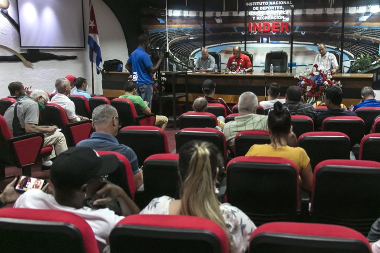 Conferencia de Prensa en el Coliseo de la Ciudad Deportiva. Foto: Roberto Morejón.