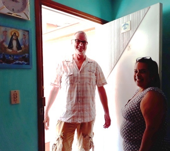 El turista alemán Olaf Peter Berndt en la casa de la arrendadora Deyis Díaz Loforte.