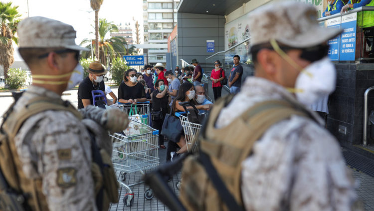 Los clientes se preparan para acceder a un supermercado en Santiago de Chile, el 26 de marzo de 2020.Pablo Sanhueza / Reuters
