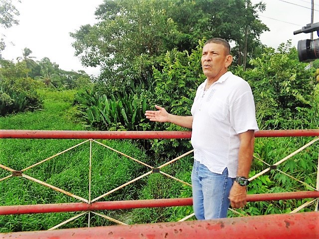 Rayo en el mismo recodo del arroyo de tropelías infantiles junto a Hugo y a otros amigos.