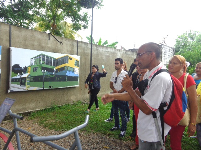 Colaboradores cubanos de diferentes misiones recorren museo Casa Mamá Rosa, que proyecta imagen familiar de Chávez.