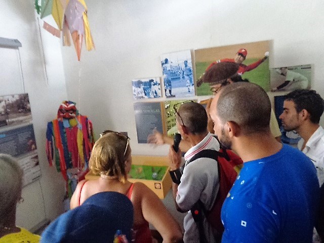 Misioneros cubanos se acercan a la historia familiar de Hugo Chávez en la casa de su abuela paterna Rosa Inés.
