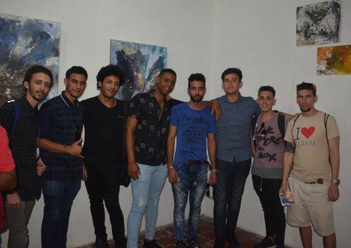 Ernesto junto a un grupo de estudiantes del ISA y amigos asistentes a la apertura de la muestra.