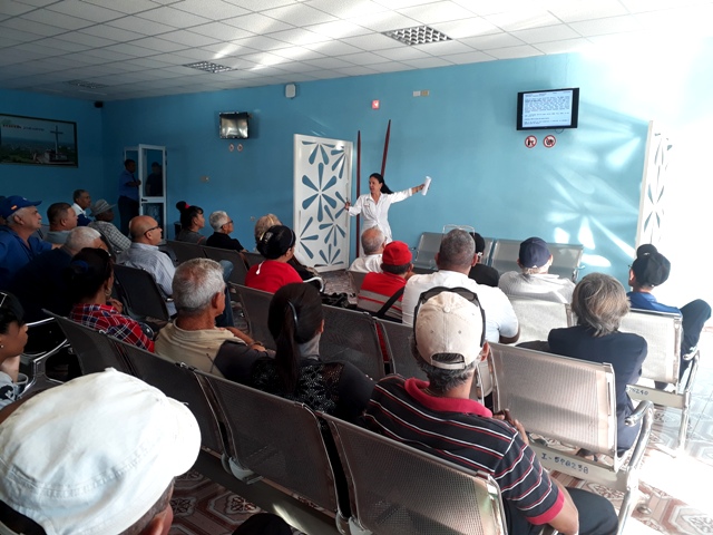 La capacitación de los trabajadores mediante audiencias sanitarias, como la que se efectuó en la terminal, es acción cotidiana en Holguín para evitar el contagio del nuevo coronavirus.(Foto: Lianne Fonseca)