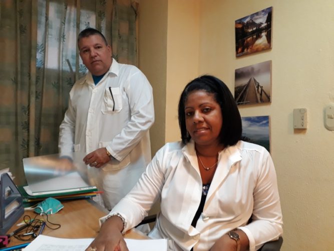 El equipo médico formado por la doctora Sandra y el Licenciado en Enfermería Jesús Moreno lideran las acciones sanitarias. Fotos: Noryis