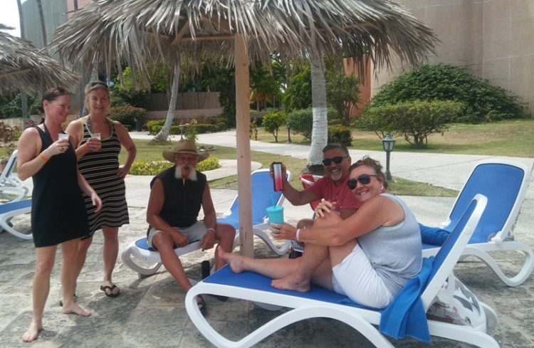 : Tercero de izquierda a derecha, Matts Zoumier aseguró haber disfrutado de unas magníficas vacaciones en el Muthu Playa Varadero.