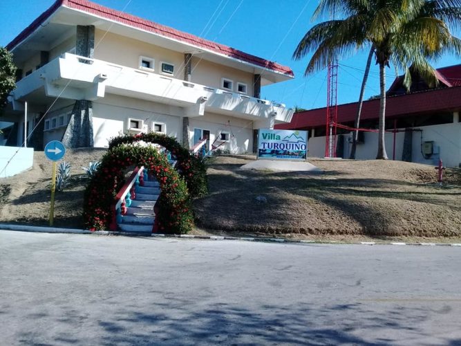 El hotel Villa Turquino, ubicado en el municipio de Guamá, es una confortable instalación turística ubicada en un paraje, entre el Mar Caribe y la Sierra Maestra, que resulta ideal para desestresarse. Foto Xiomara Pieri Jiménez