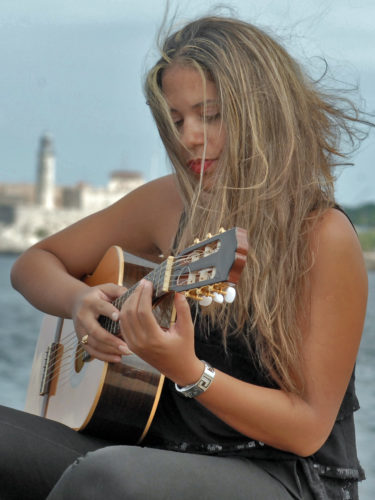 “Hay interés de los graduados en tocar y desarrollarse como solistas, eso es hermoso y valiente a la vez…”, afirma Mabel. Foto: Heriberto González