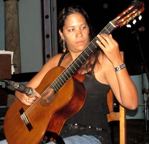 La reconocida guitarrista concertista en una de sus recurrentes presentaciones en el Centro Cultural Palacio de los Torcedores. Foto: Heriberto González