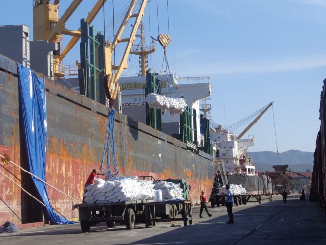 En el puerto Guillermón Moncada no se detiene la carga y descarga de mercancías. Foto de la autora