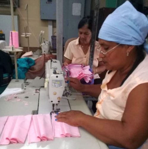 La producción de nasobucos se acelera en la provincia y a ello aportan mujeres del sector estatal y no estatal (Foto: Raquel Castro)