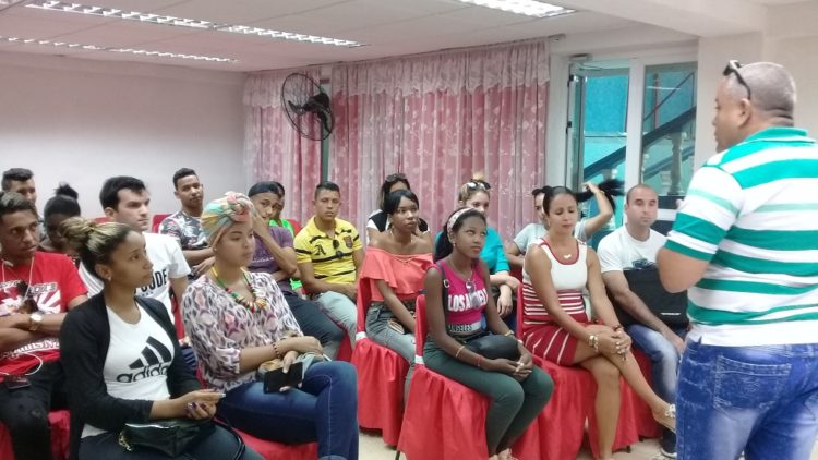 En los centros laborales se realizan audiencias sanitarias (Foto: Betty Beatón)