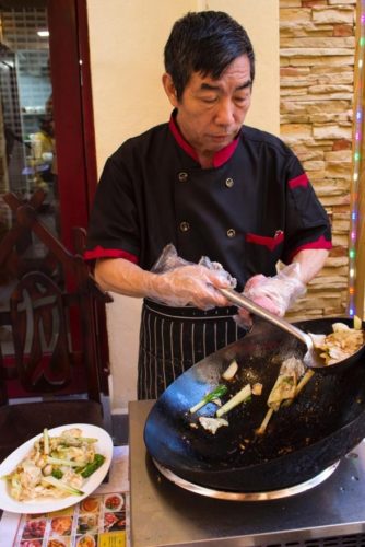 El Chef Donggang Chen preparando uno de los platos. Foto: de la autora
